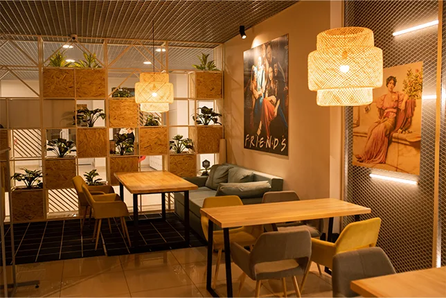 https://pinnacleinteriors.org/wp-content/uploads/2023/09/small-restaurant-interior.webp